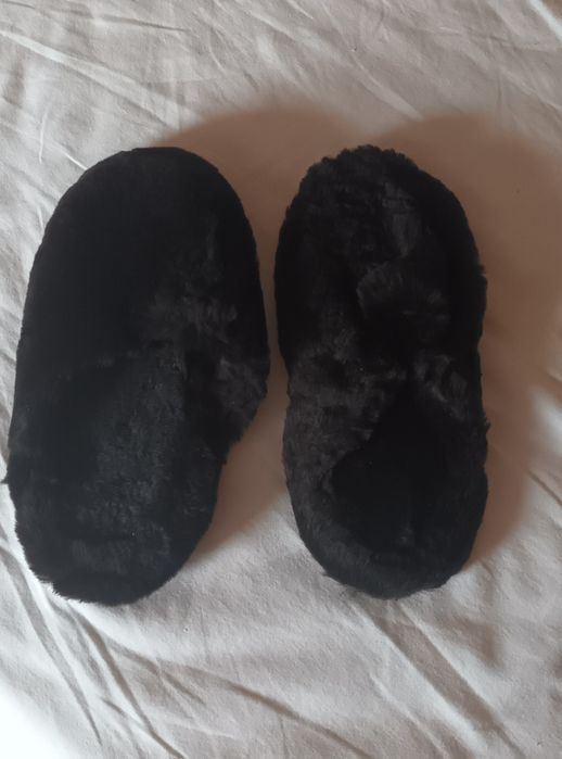 papuci de casa din piele bej si negrii