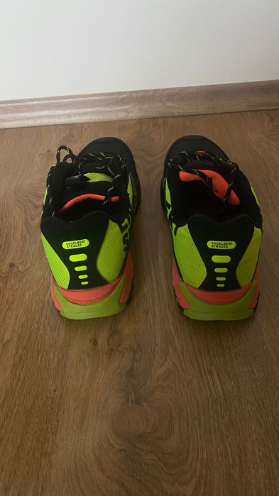 Работни обувки с бомбе .