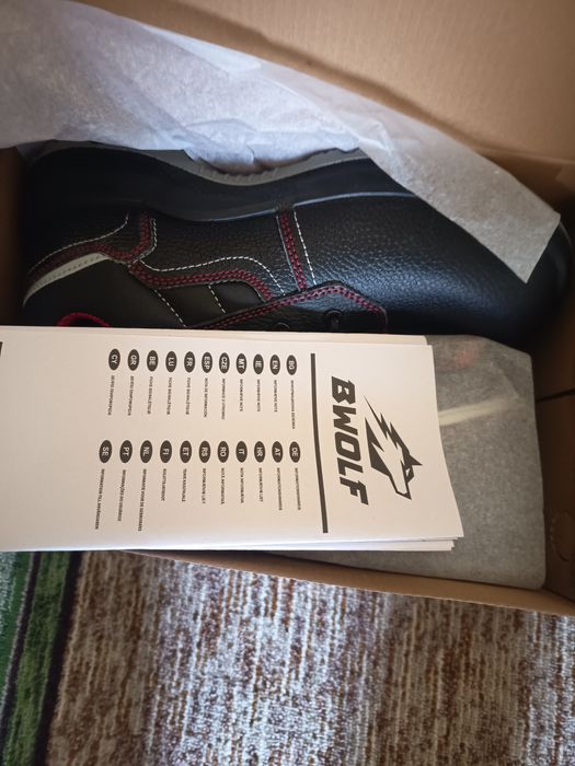 Продавам обувки работни