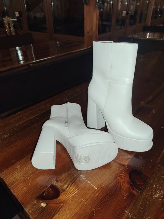 Дамски боти ботуши бежови към бяло