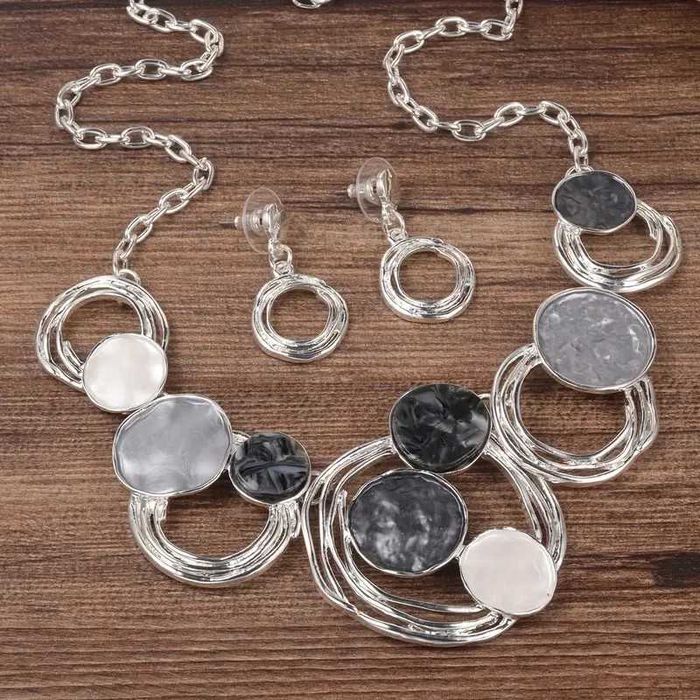 Стилно дамско колие с обеци