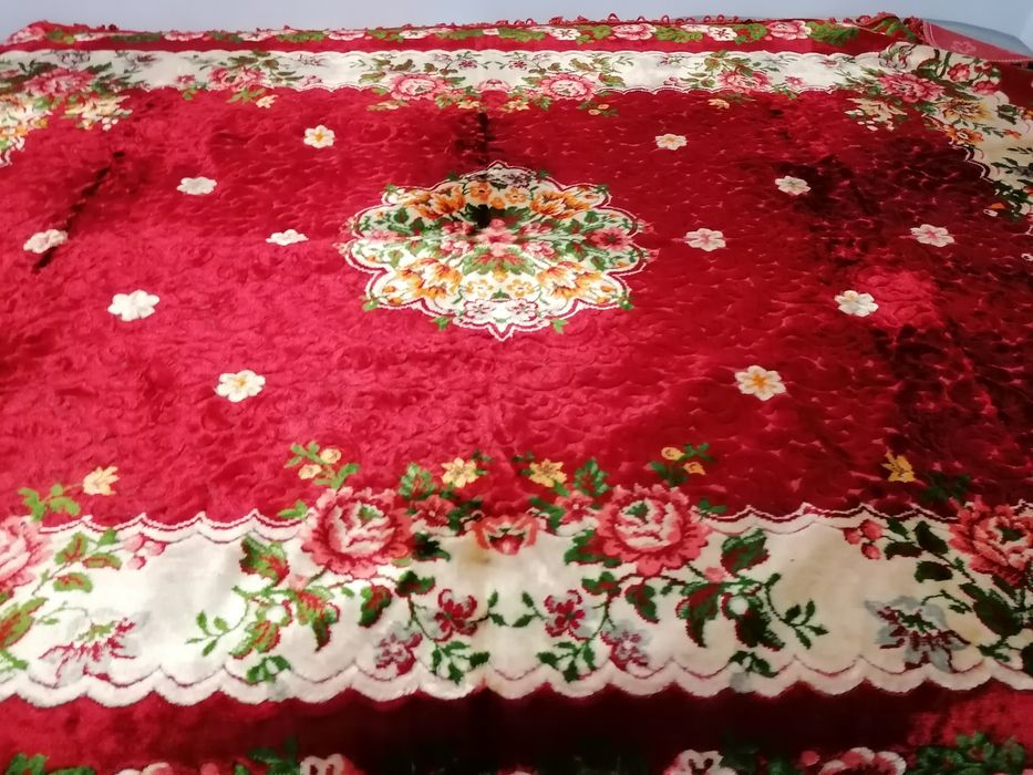 Vând set cuvertura și față de masă persană.