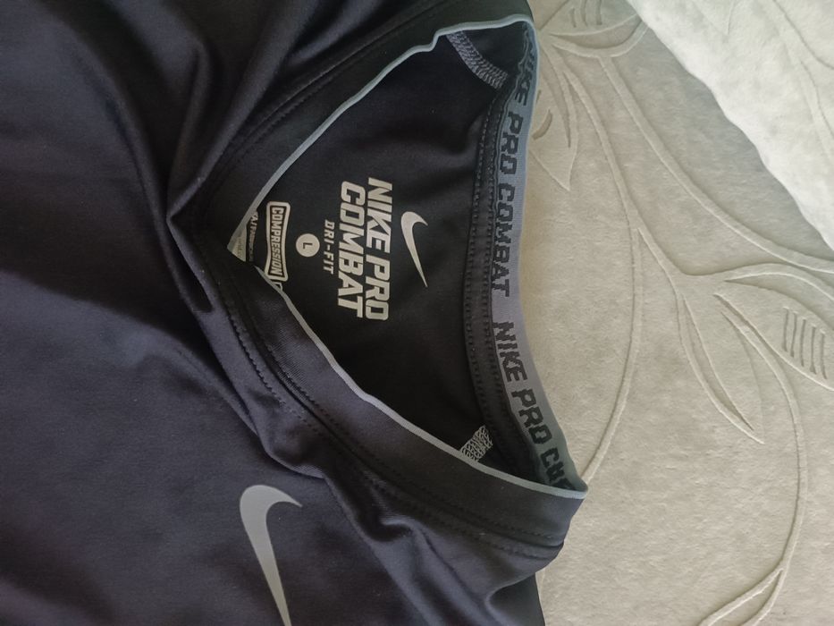 Спортен екип клин и две тениски без ръкави.