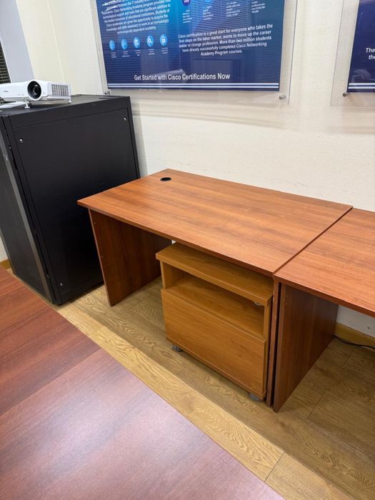 Офисные столы/ офисная мебель