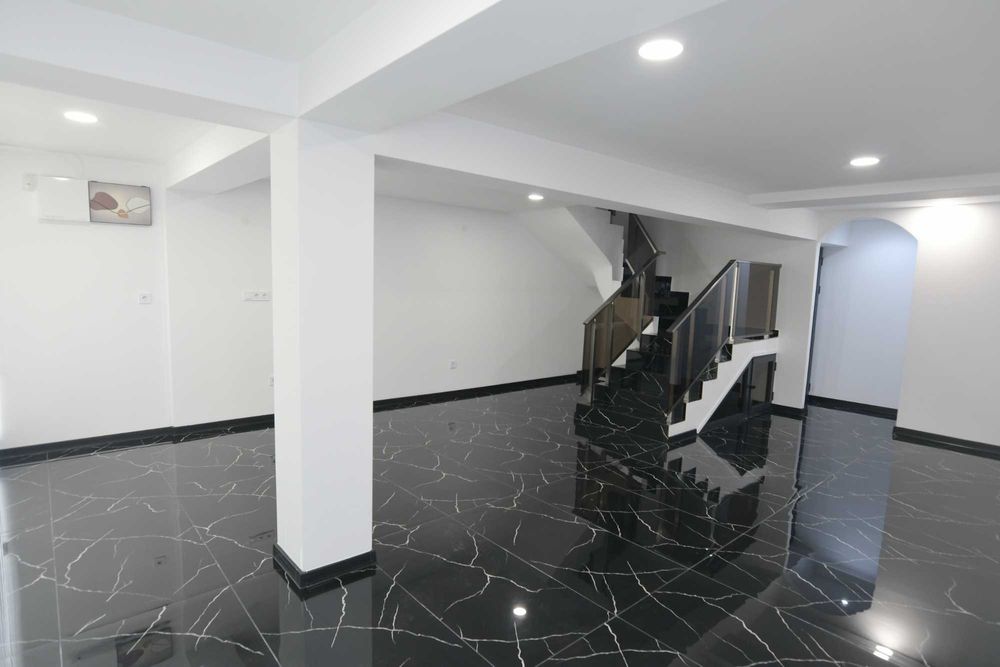 Отдава се под наем луксозно търговско/офис помещение в идеалния център