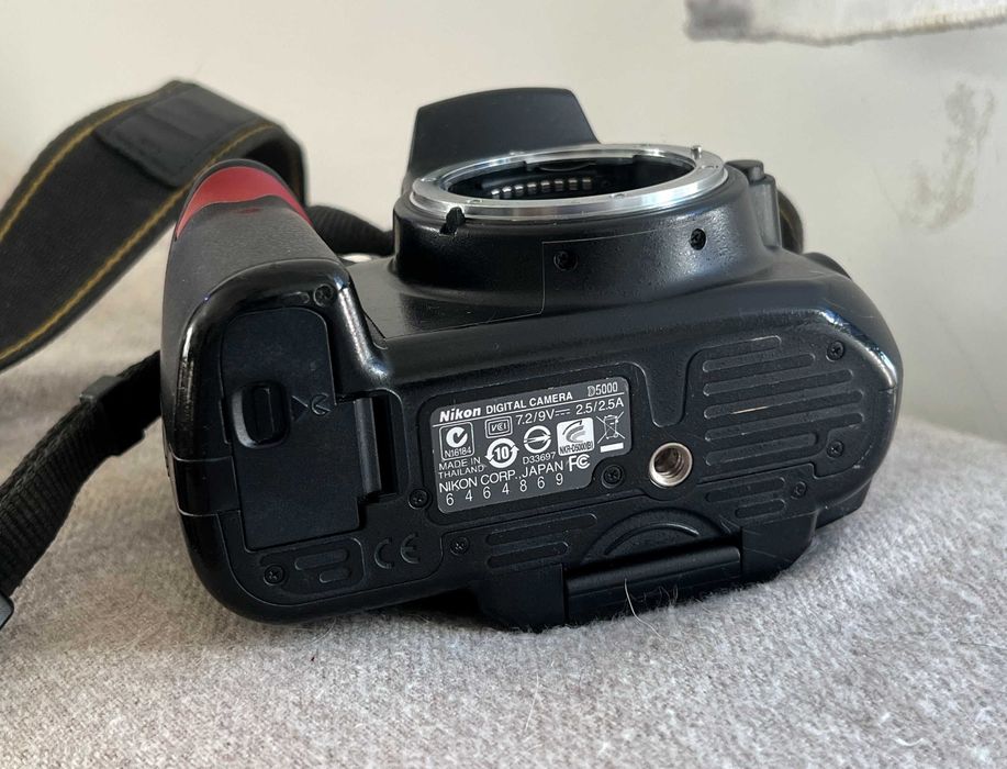 Aparat foto DSLR Nikon D5000 body, funcțional, fără accesorii