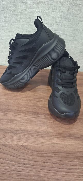 Продам кроссовки новые,