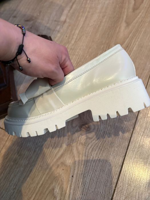 Чисто нови дамски обувки