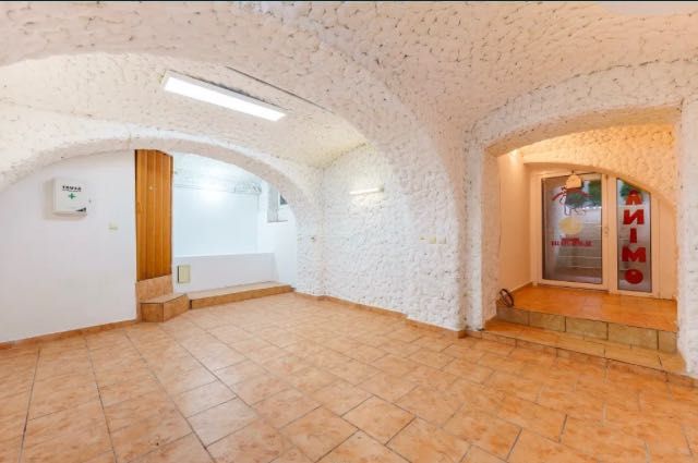 Vând spațiu comercial ultracentral, 27mp la demisol in Arad, strada Crișan. Pretabil pentru birou, cabinet, spațiu comercial, salon.