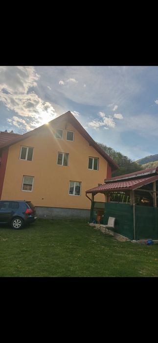Casa spatioasa de vanzare ideala pentru locuit sau pensiune zona de munte Mărisel