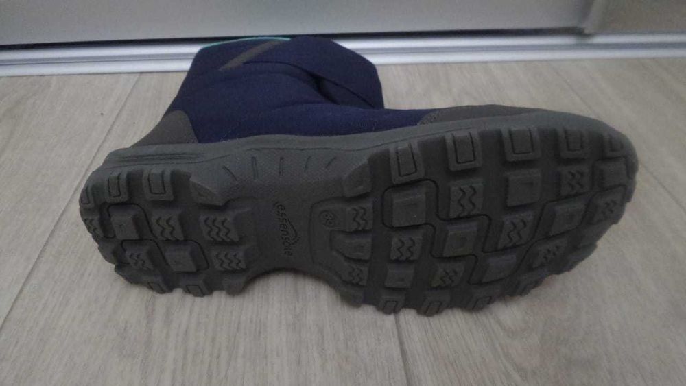 Сапоги водонепроницаемые бренд "Декатлон" .