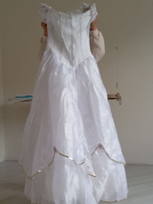 свадебное платье белые, очень красиво, размер 42-44