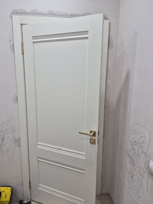 Дверь в молочном цвете