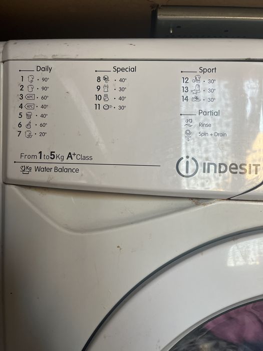 Продавам Пералня Indesit 300 лв