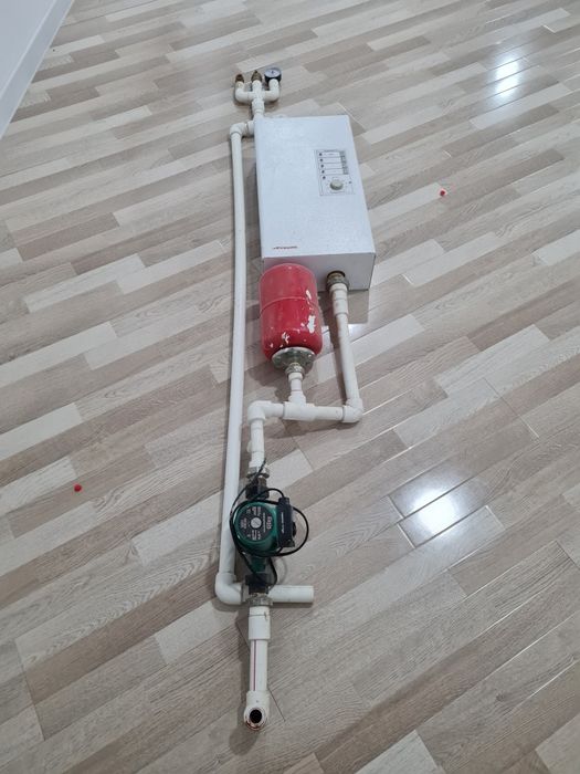 Электрический  котел  и  другие  детали  в комплекте