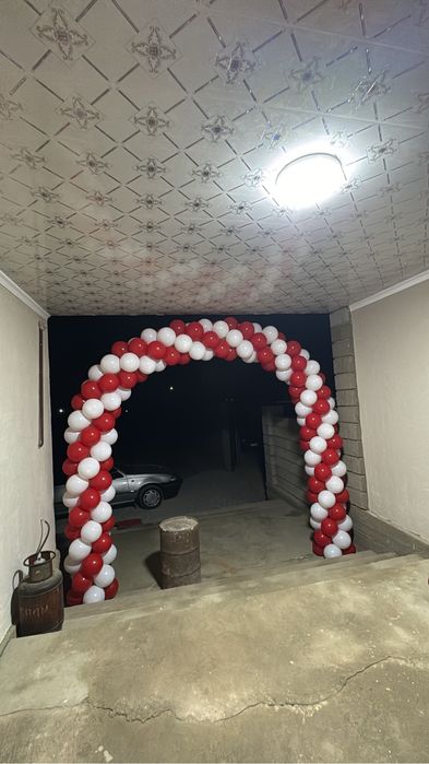 Шар арка, красный дорожка.