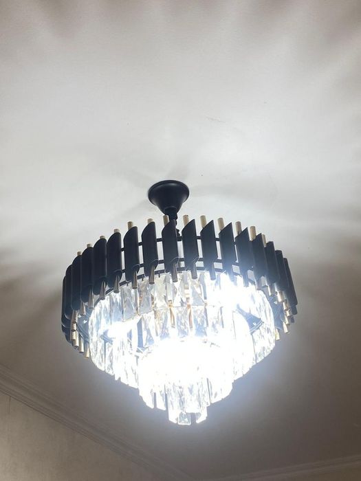 Продаются стильные потолочные люстры.