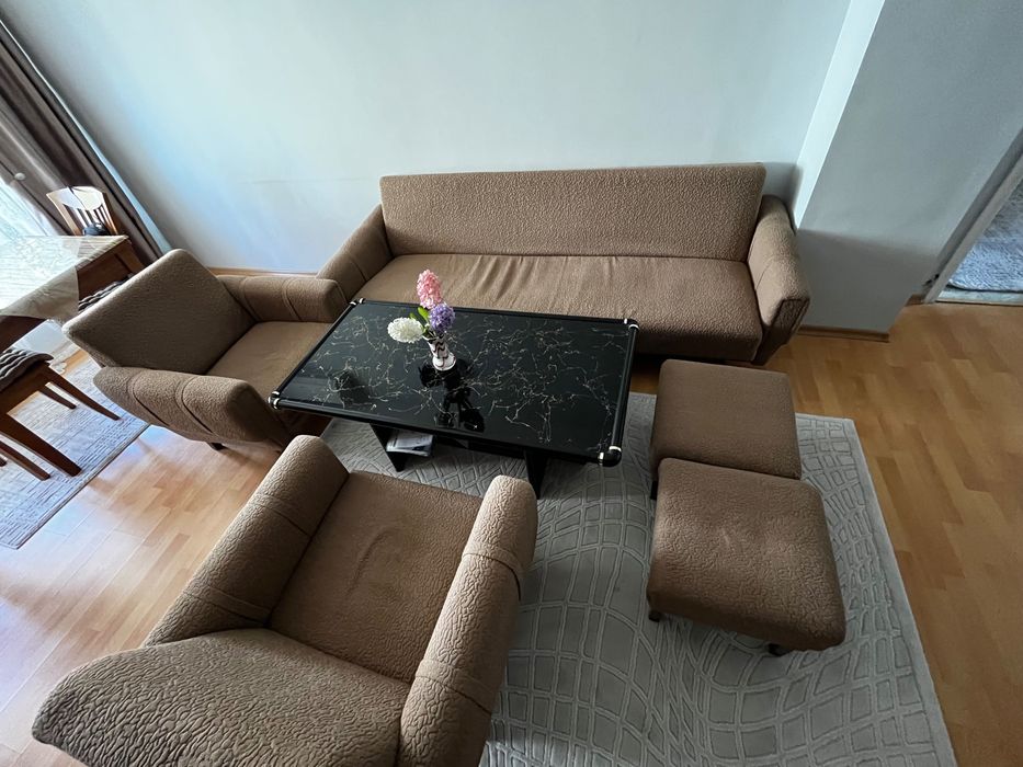 Продавам запазена холна гарнитура с масичка