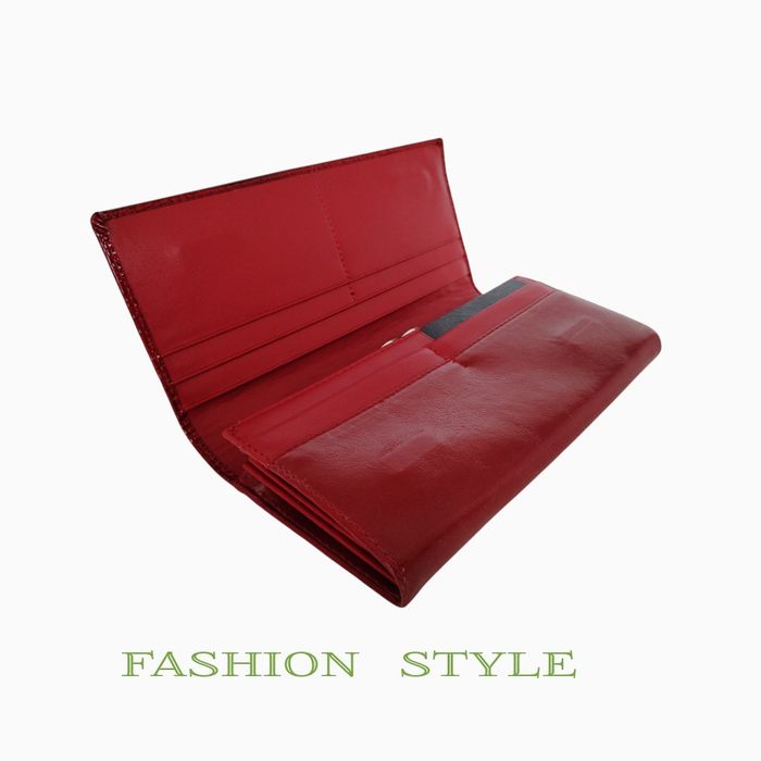 Елегантен дамски лачен портфейл