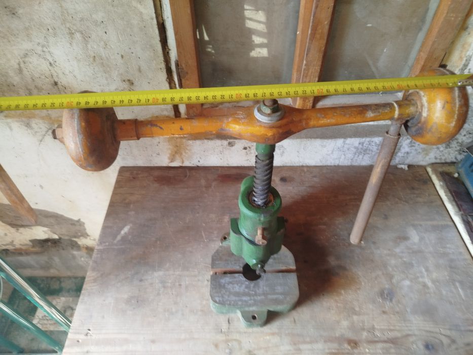 Винтова преса с чугунен корпус