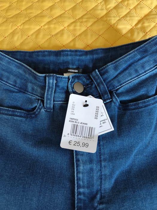 Blugi noi cu etichetă