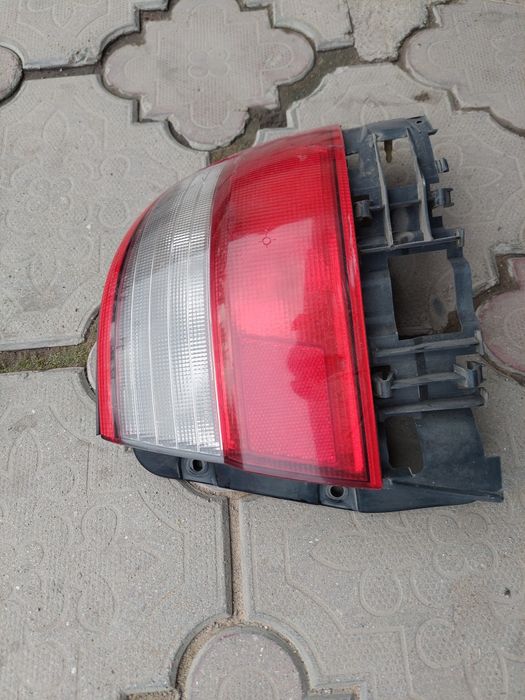 Продам фонарь правый тоюта карина е