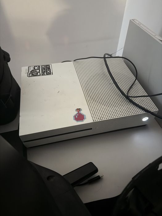 Xbox One S + Controller 1TB