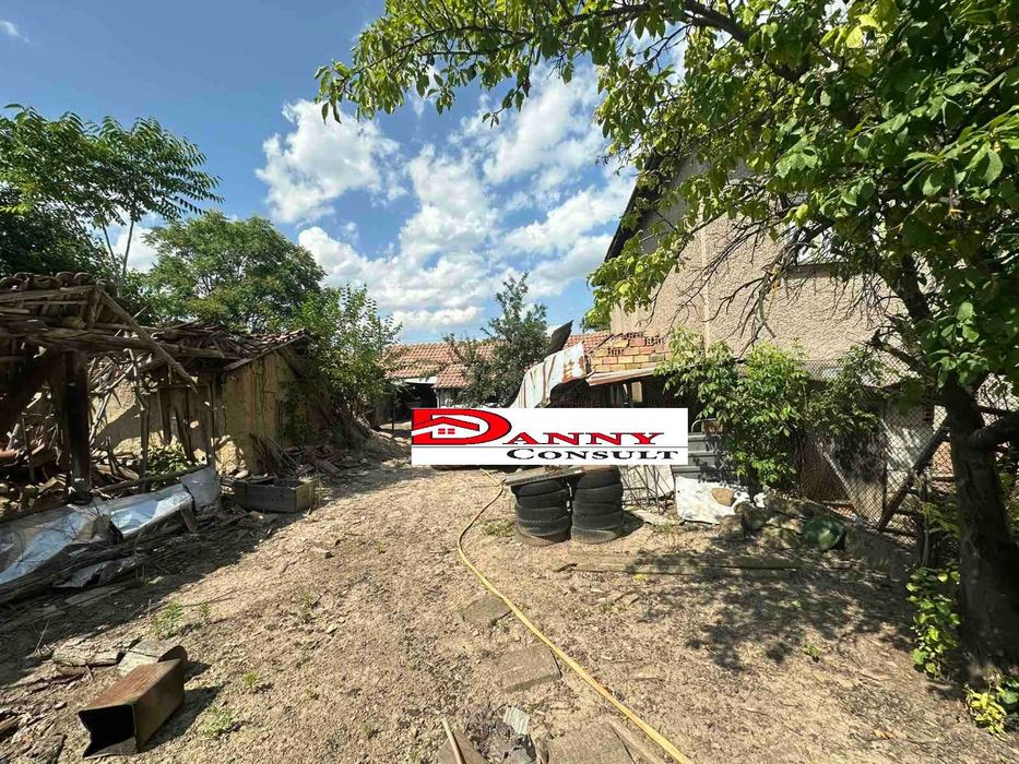 Двуетажна къща с двор и кладенец в с. Караисен