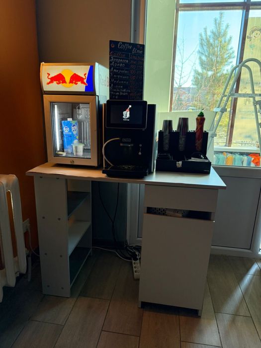 Продам витрину и стол