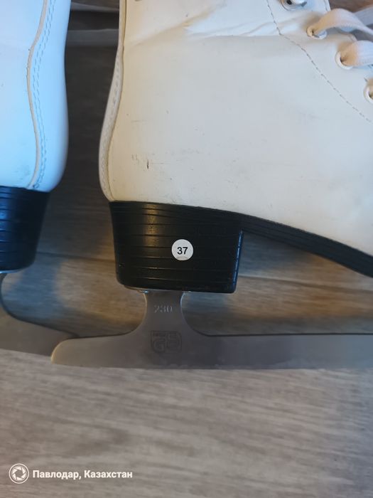 Коньки фигурные женские.