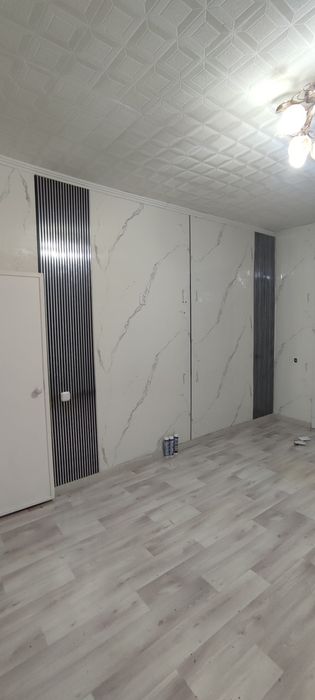 Крашу стены мрамор клею