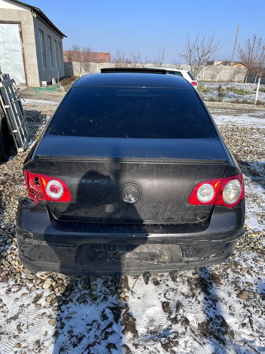 Vând Passat b6 avariat