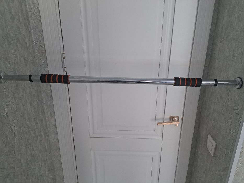 распорный турник ,междверной