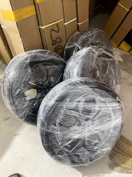 Продам диски + шинами (ЛЕТО) б/у оригинал.