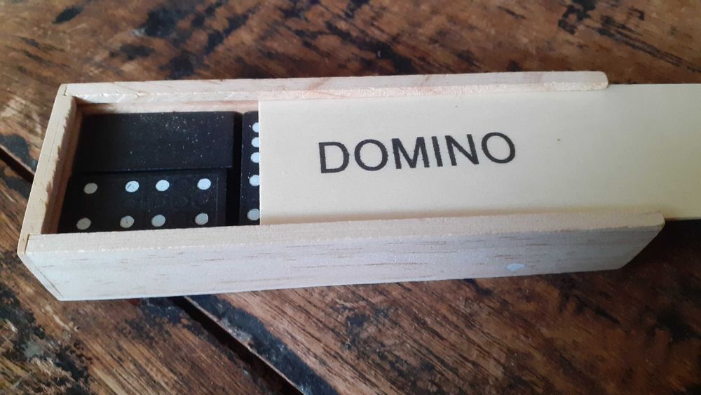 игра Домино в кутия от естествено дърво. Съдържа 28 броя плочки от MDF