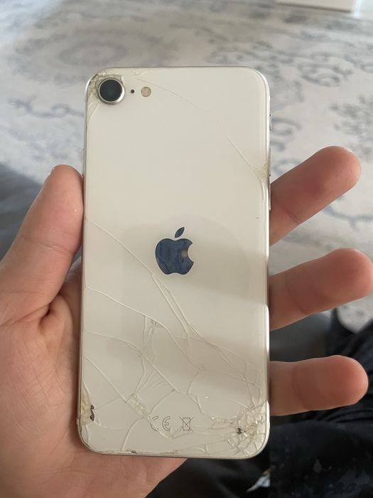 Айфон се2 продается минус только зади есть трещины на работу не влияет