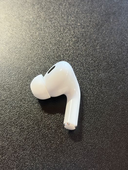 Airpods Pro 2 Lightning с проблем в дясна слушалка