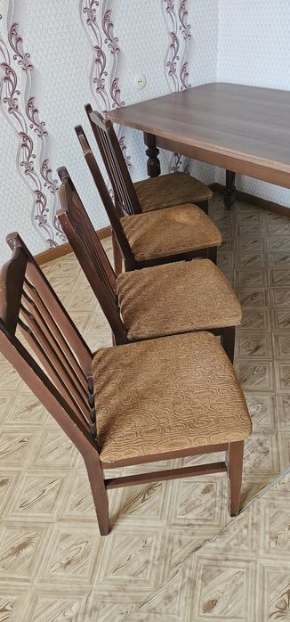 Стол со стульями