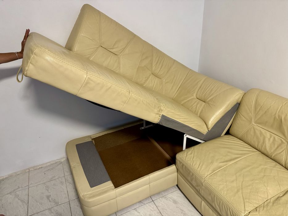 Coltar din piele naturala bej si 2 tabureti in stare buna toate