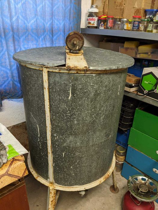 Кошери за пчели 50 евро за 1 бр. и Центрофуга за мед