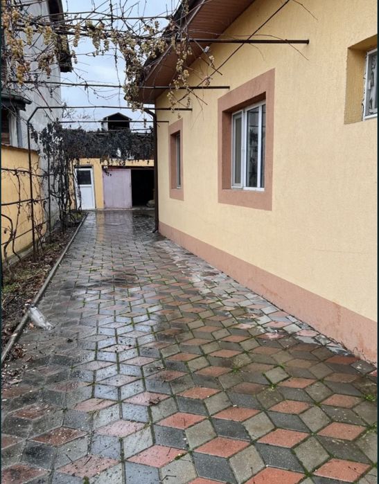 Vând casă cu curte în [zonă] – liniște și confort.