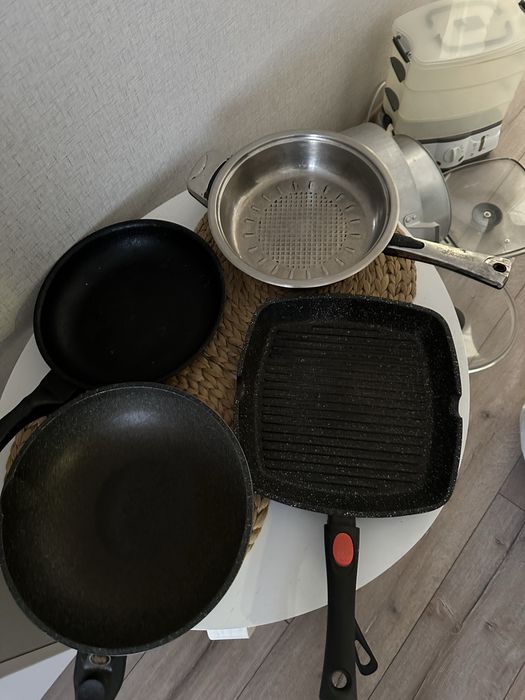 Сковородки кастрюли