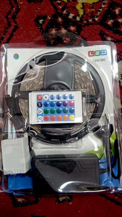 Лента светодиодная разноцветная пять метров в полном комплекте