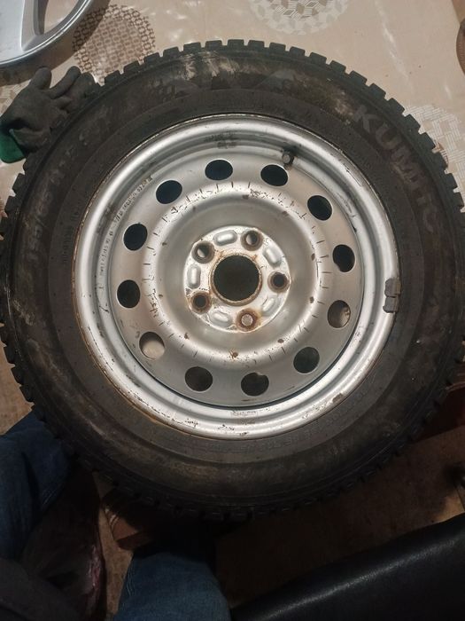 Продам шины б/у 100000