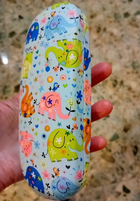 Детски слънчеви очила с твърд калъф