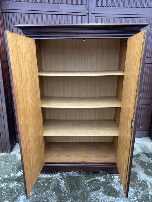 Класически дървен шкаф с две врати