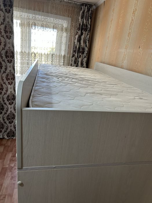 Продам двухярусную кровать 2*90