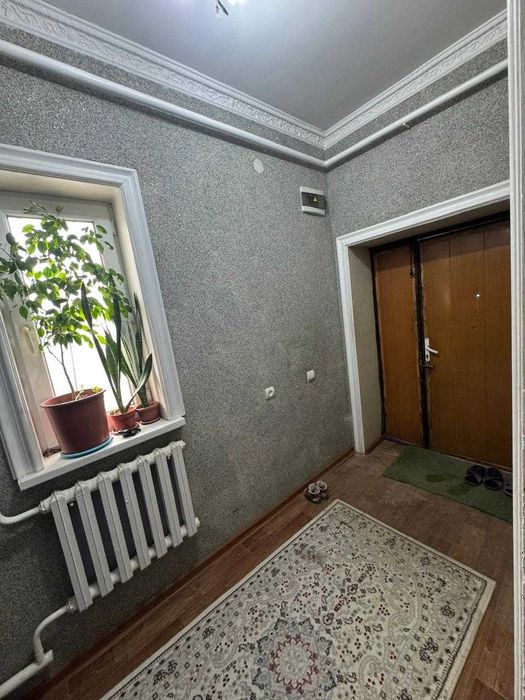 Продаётся участок с двумя домами и дополнительными постройками.