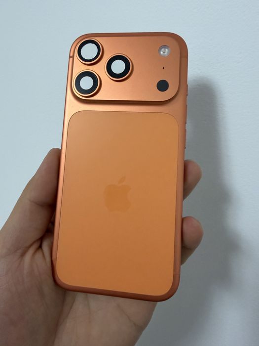 Carcasa iPhone 17 Pro Orange, originala, impecabila