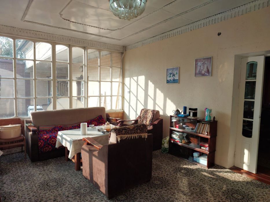 Дом на земле в городе